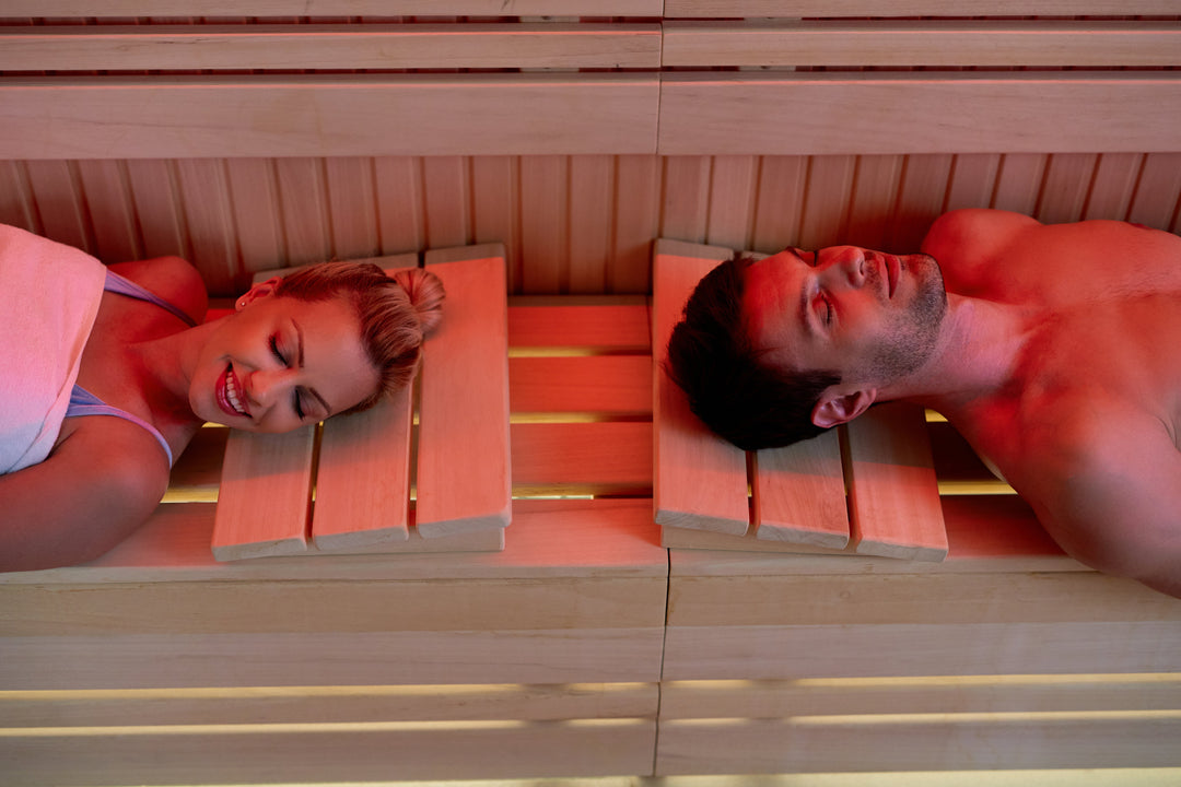 blick-aus-der-vogelperspektive-auf-ein-paar-das-sich-mit-geschlossenen-augen-entspannt-wahrend-es-der-sauna-im-spa-ist