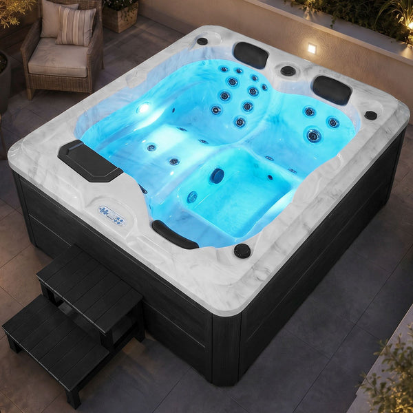 Whirlpool mit sprudelndem Wasser und Einstiegstreppe
