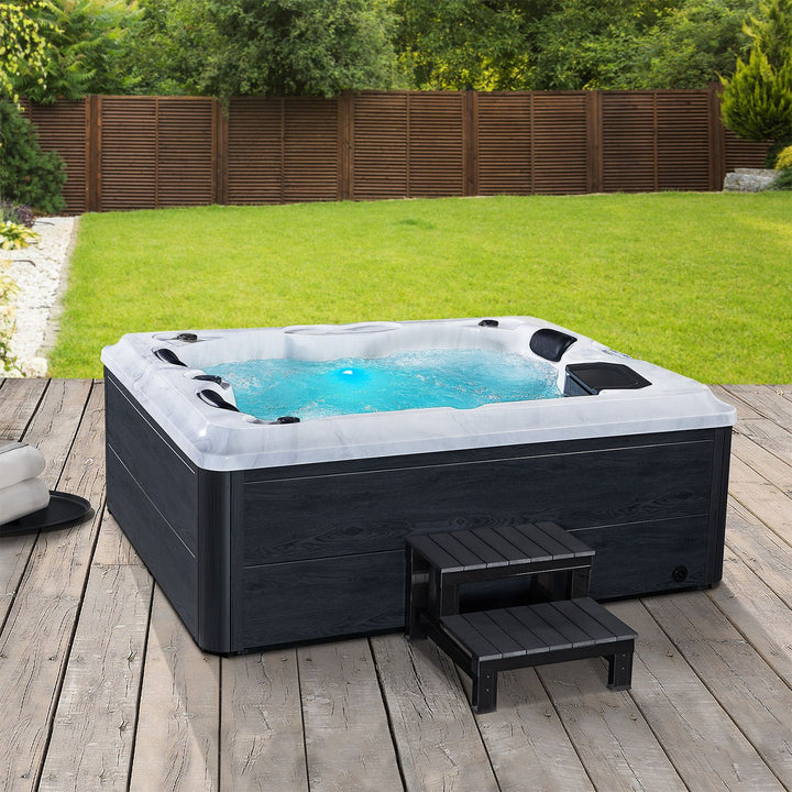 Outdoor Whirlpool Oasis mit Treppe