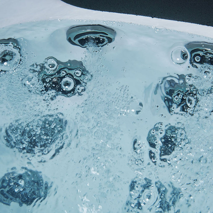 Outdoor Whirlpool Oasis mit Treppe